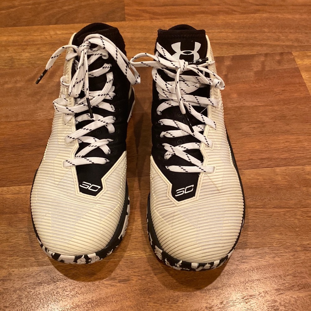 Under Armor Charged 30 tennis shoes